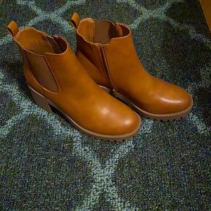 NWOT Tan / Brown Ankle Boots Size 8.5